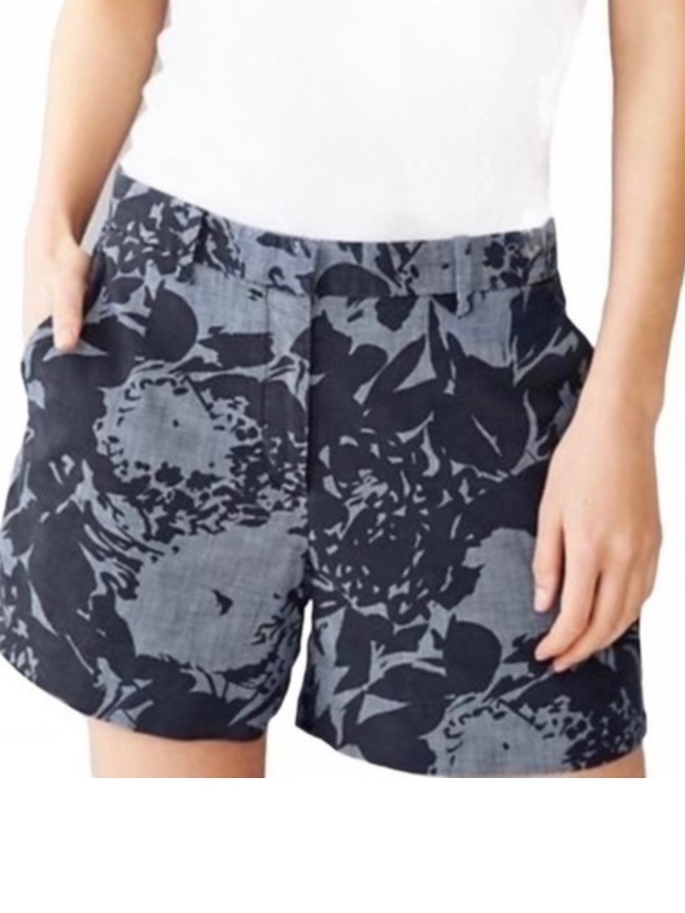 GAP women’s Navy Floral Tailored Shorts